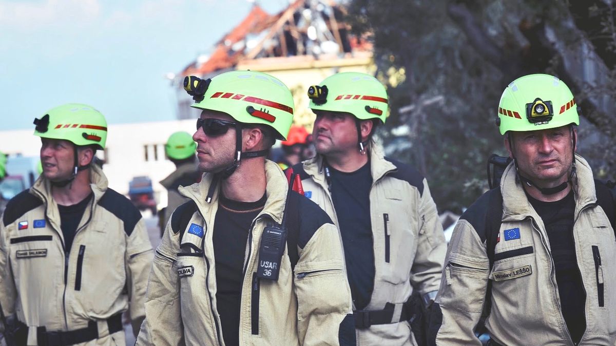 Českým záchranářům v Turecku dorazila technika, začnou s prohledáváním sutin